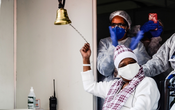 Na pandemia, bilionários aumentam fortuna e pobres pagam a conta