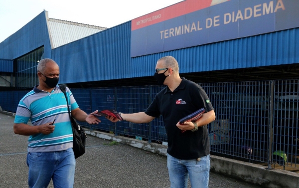 Em dia de mobilização nacional, CUT faz panfletagem por auxílio emergencial