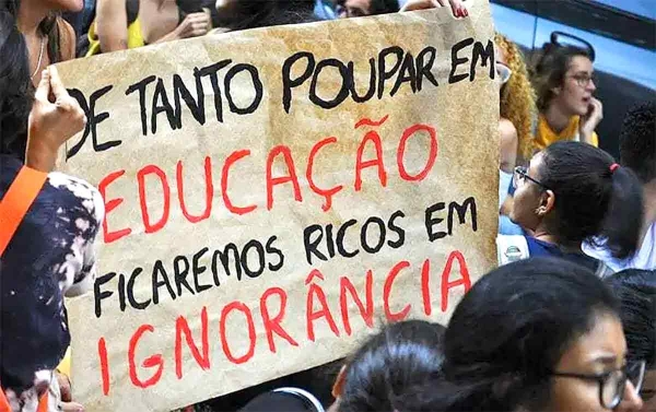 Uberização docente, a gota d’água. O avanço do trabalho precário na educação