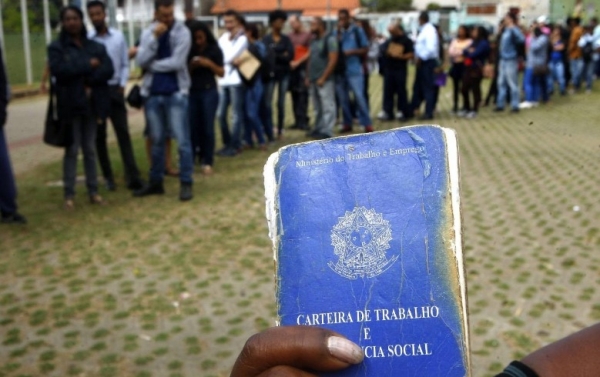 Três milhões de pessoas procuram trabalho há pelo menos dois anos. Número dobrou desde 2015