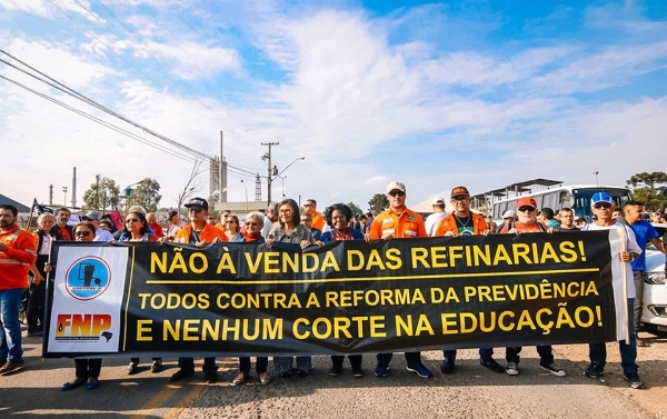 Trabalhadores e estudantes saem às ruas em defesa da educação e da soberania