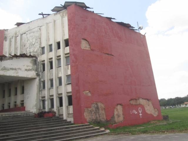 Agência do Santander da UFRJ/Seropédica funciona em prédio abandonado