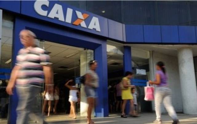 Caixa adota modelo de bancos privados e corta programas sociais