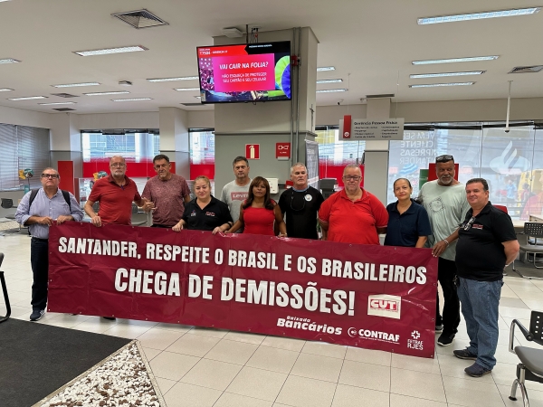 Sindicato faz ato contra a reestruturação e fechamento de agência do Santander em Caxias