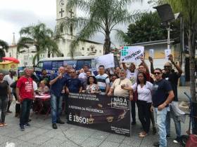 SindBaixada entrega abaixo-assinados com assinaturas contra a Reforma da Previdência na sede da CUT-Rio