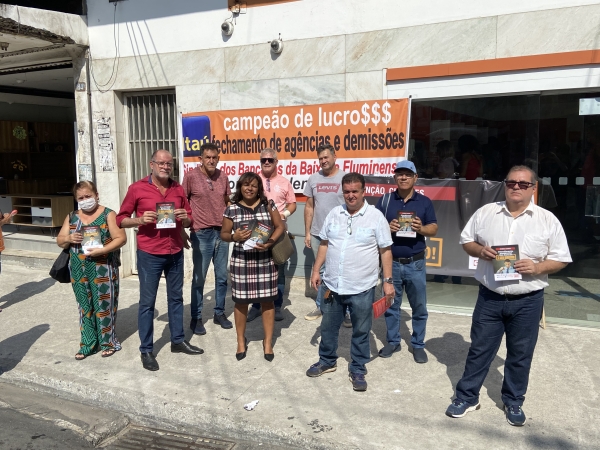 Sindicato dos Bancários da Baixada Fluminense protesta em Nilópolis contra demissões e fechamento de agências no Itaú