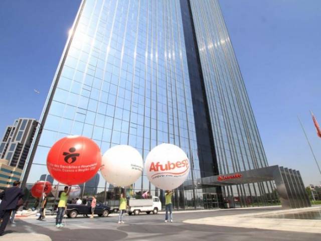 Trabalhadores do Santander distribuem carta aberta à Ana Botín