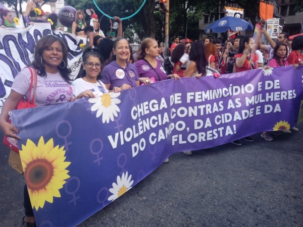 Sindicato dos Bancários da Baixada Fluminense participa de passeata das mulheres no RJ