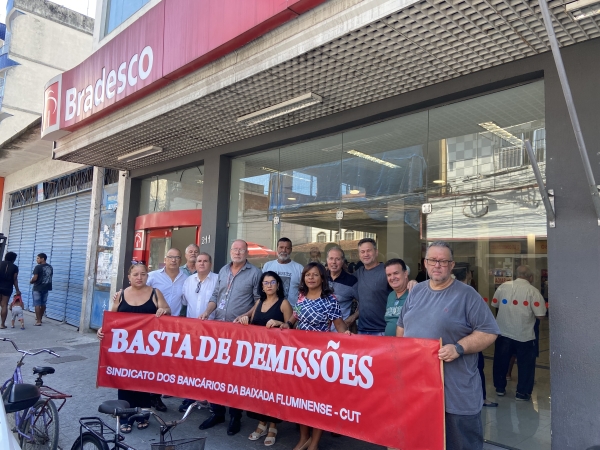 Sindicato dos Bancários da Baixada Fluminense faz protesto contra fechamento de agência em Piabetá