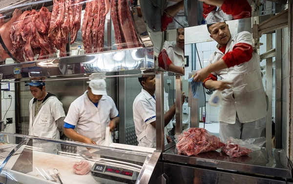 Preços de alimentos sobem, com destaque para carne, e ‘prévia’ da inflação dispara