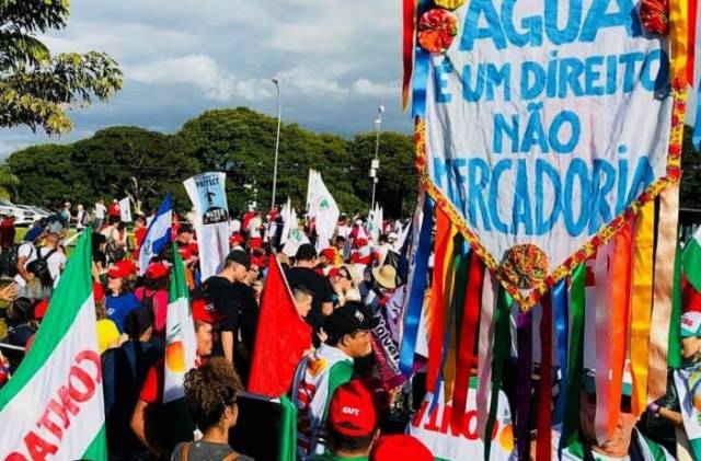 Sete mil pessoas marcham em Brasília contra mercantilização da água