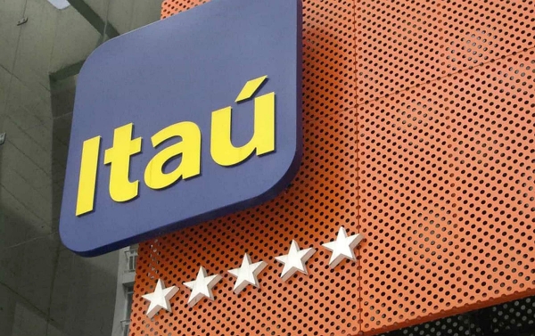 Itaú tem lucro recorde à custa de demissões e redução de crédito