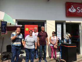 Contra práticas abusivas do Santander, Sindicato faz protesto em agência de Duque de Caxias