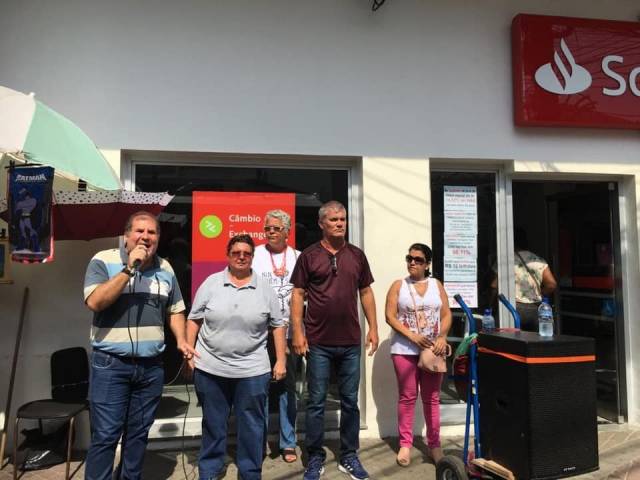 Contra práticas abusivas do Santander, Sindicato faz protesto em agência de Duque de Caxias