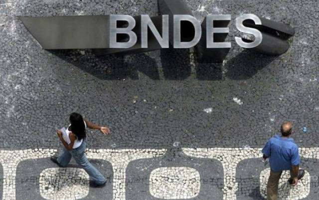 Enfraquecimento do BNDES compromete a indústria e a identidade nacionais, diz Lessa