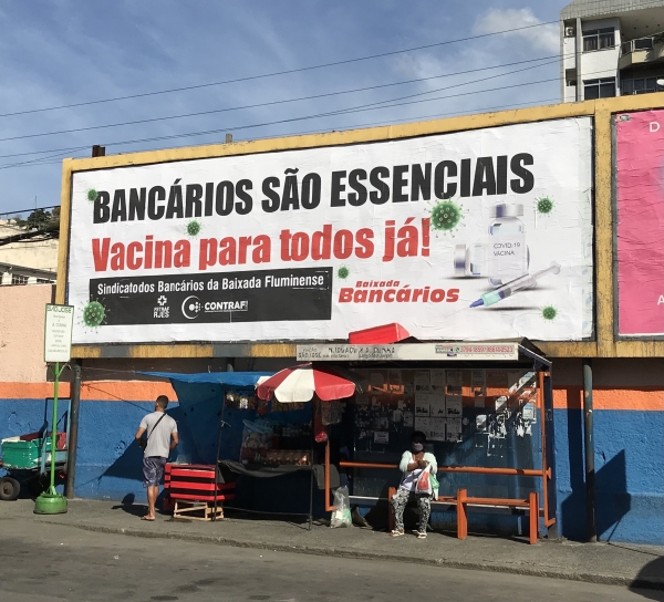 Outdoors na Baixada Fluminense pedem prioridade na vacinação para bancários