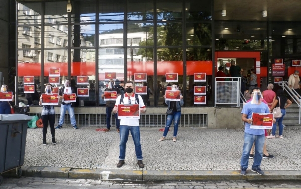 Bancários denunciam ataques do Santander com demissões e cortes