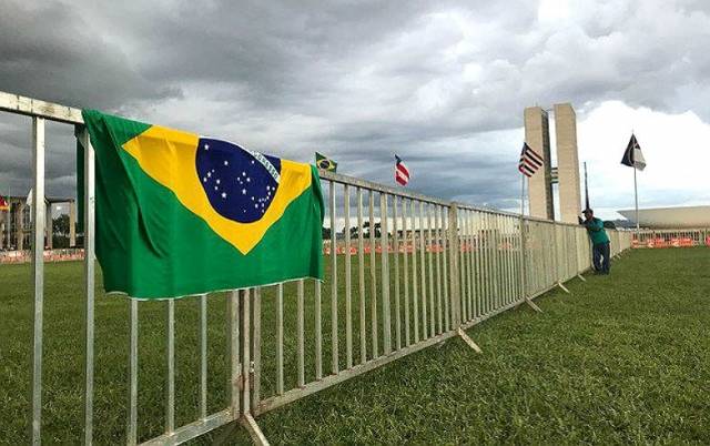 Brasil: o fundo do poço ou poço sem fundo?