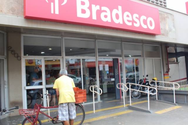 Justiça determina que Bradesco reintegre ao trabalho bancária portadora de LER/Dort