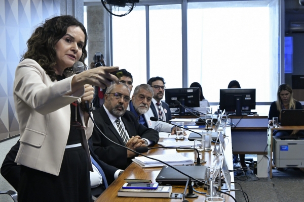 Bancários vão ao Senado para debater MP 905