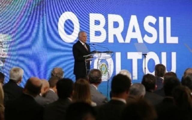 Propaganda de Temer omite perda de emprego com carteira