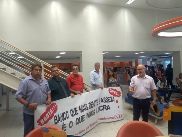 Sindicato dos Bancários da Baixada Fluminense percorre agências do Itaú para denunciar demissões em massa