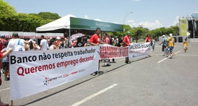 Bancários protestam durante megaevento festivo da Febraban em Brasília