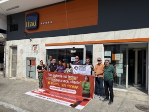 Sindicato faz ato para protestar contra fechamento de Itaú em Nilópolis
