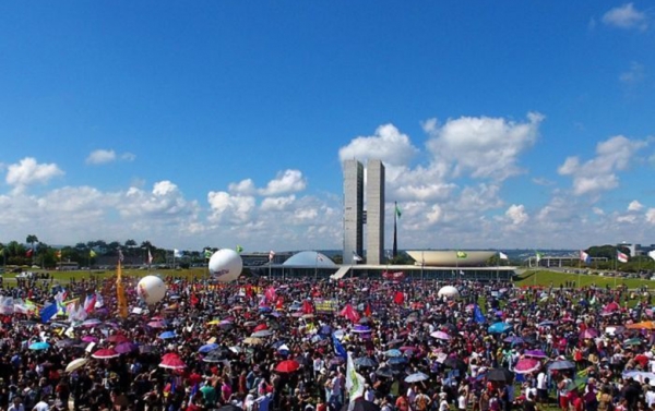 Trabalhadores protestam em Brasília nesta quarta por política econômica com desenvolvimento