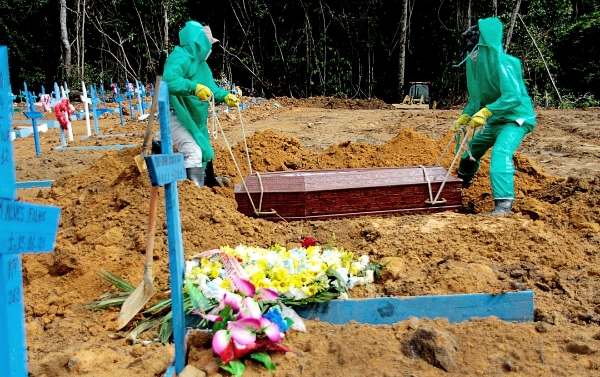 Atrasado na vacinação e sem rigor no isolamento, Brasil tem mais 842 mortos por covid-19 em 24 horas