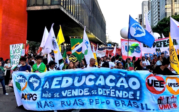 Estudantes voltam às ruas em defesa de mais investimentos para educação