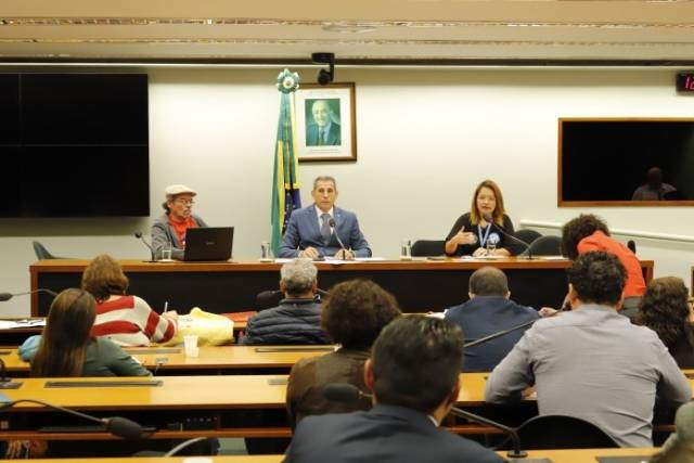 Presidente da Caixa falta audiência e evita debater o futuro do banco