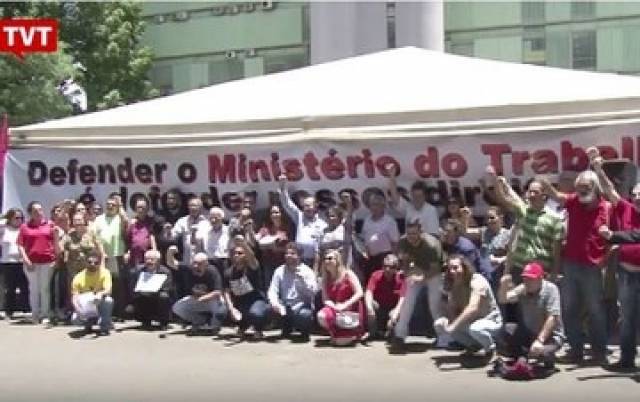 Trabalhadores e servidores protestam pela manutenção do Ministério do Trabalho