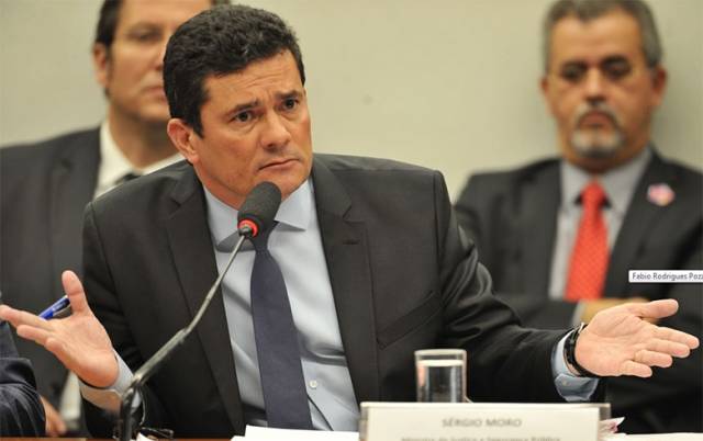 Moro volta a fugir de questões e ataca The Intercept