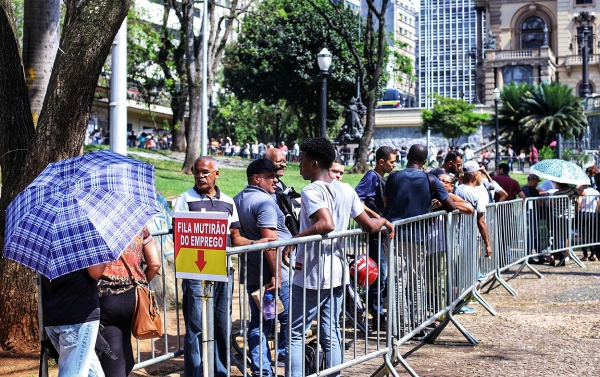 País deve buscar ‘crescimento socialmente inclusivo’ contra cortes neoliberais