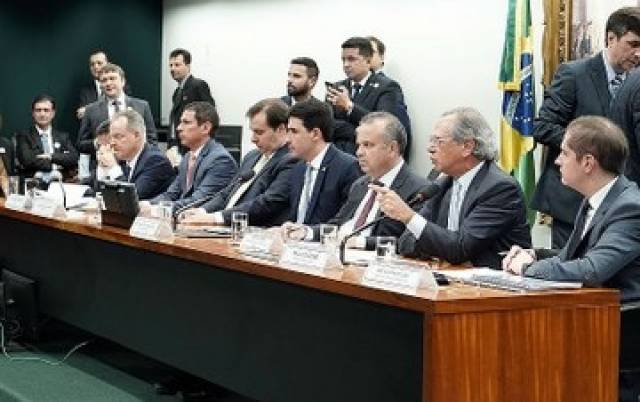 Para economista, reforma não combate privilégios: &#039;É muito hipocrisia&#039;