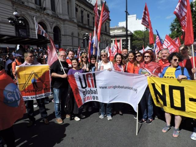 Marcha abre Jornada Continental pela Democracia e contra o Neoliberalismo, em Montevidéu