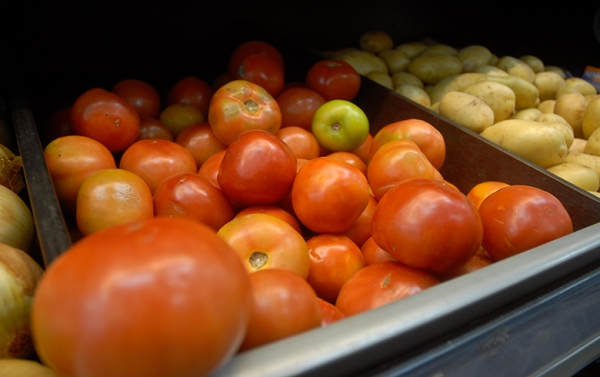 País tem deflação em setembro. Preços de alimentos caem, planos de saúde têm alta