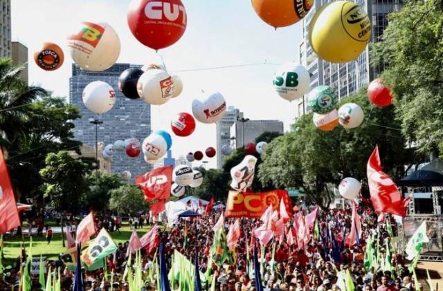 Bancários de todo o país marcam presença no 1º de maio