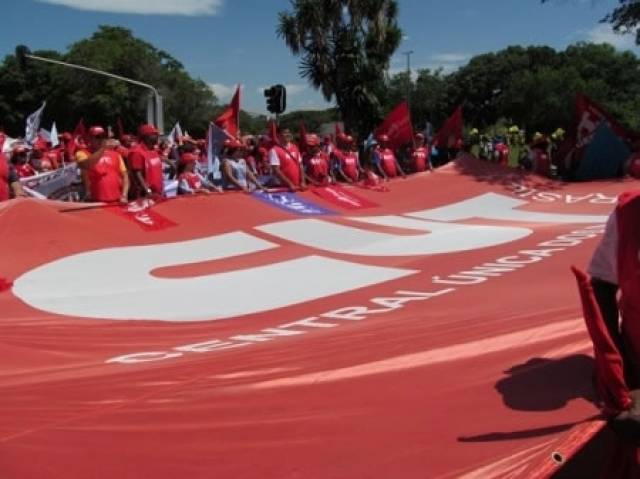 CUT protesta contra rumos da economia em frente ao Ministério da Fazenda