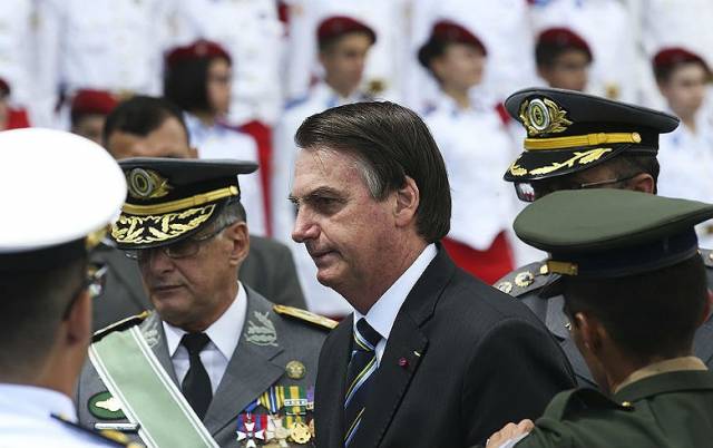 Para professor, apoio dos militares a ‘presidente miliciano’ é sintoma de que o país vai mal