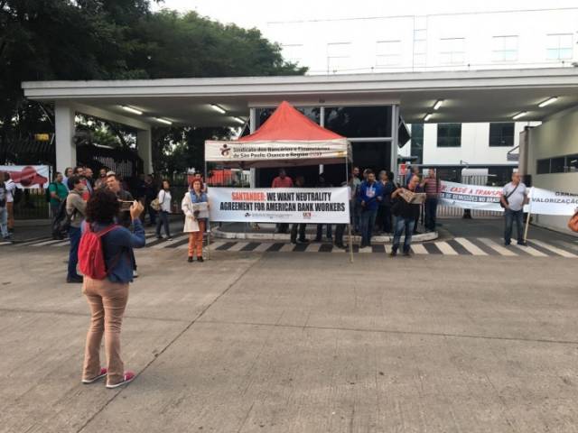 Santander é alvo de protestos em todo o país