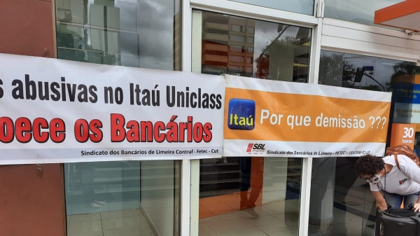 Bancários protestam contra demissões no Itaú