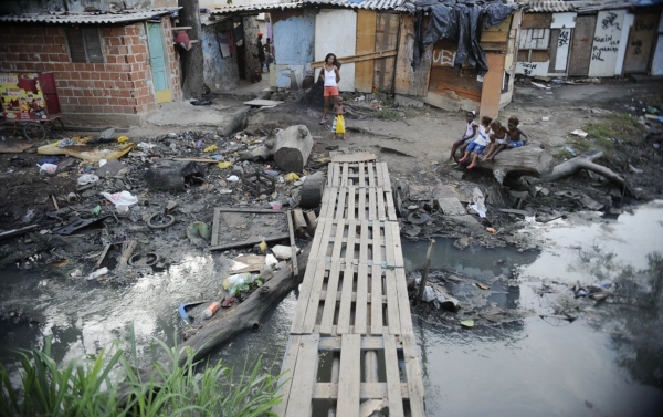 Brasil pós-golpe vê renda dos mais ricos subir e dos mais pobres despencar