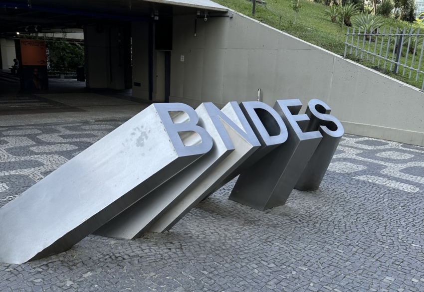 Negociações avançam, mas impasse sobre regime híbrido persiste no BNDES